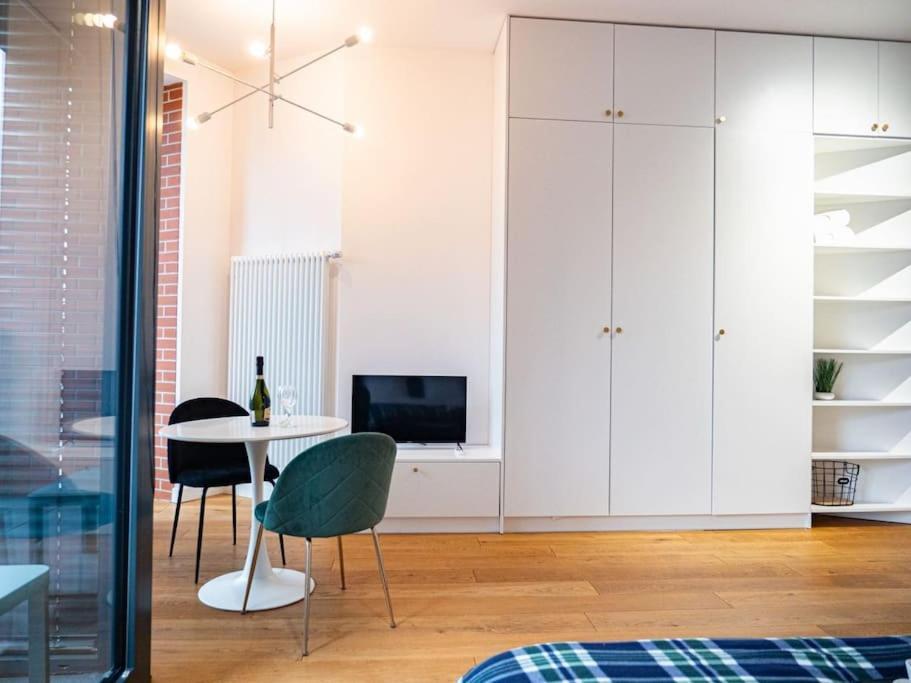 ורשה Chic Apartment In Historic Koneser Area מראה חיצוני תמונה