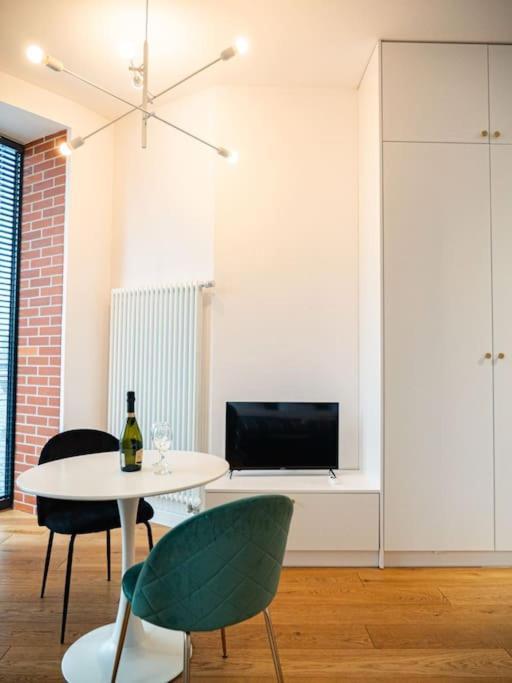 ורשה Chic Apartment In Historic Koneser Area מראה חיצוני תמונה