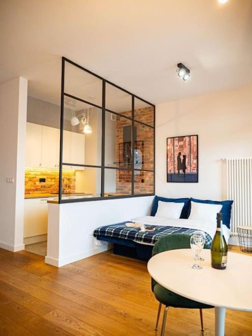 ורשה Chic Apartment In Historic Koneser Area מראה חיצוני תמונה