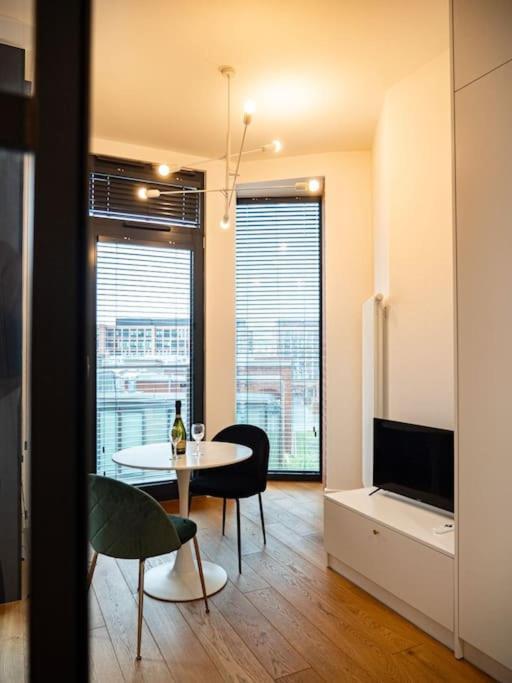 ורשה Chic Apartment In Historic Koneser Area מראה חיצוני תמונה