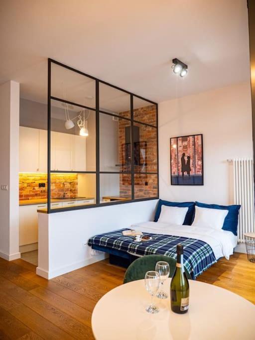 ורשה Chic Apartment In Historic Koneser Area מראה חיצוני תמונה
