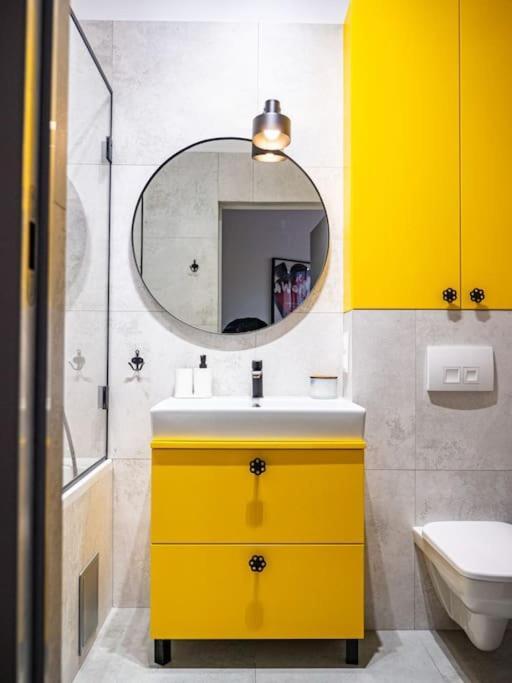 ורשה Chic Apartment In Historic Koneser Area מראה חיצוני תמונה