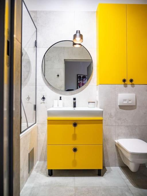 ורשה Chic Apartment In Historic Koneser Area מראה חיצוני תמונה