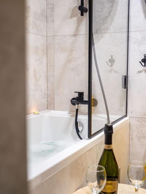 ורשה Chic Apartment In Historic Koneser Area מראה חיצוני תמונה
