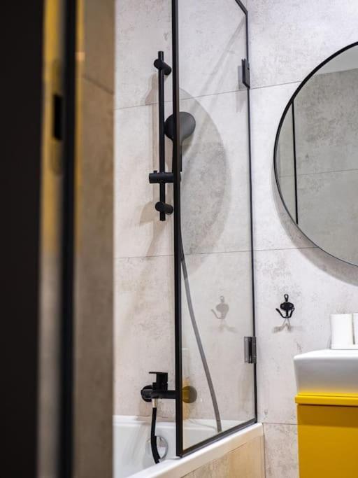 ורשה Chic Apartment In Historic Koneser Area מראה חיצוני תמונה