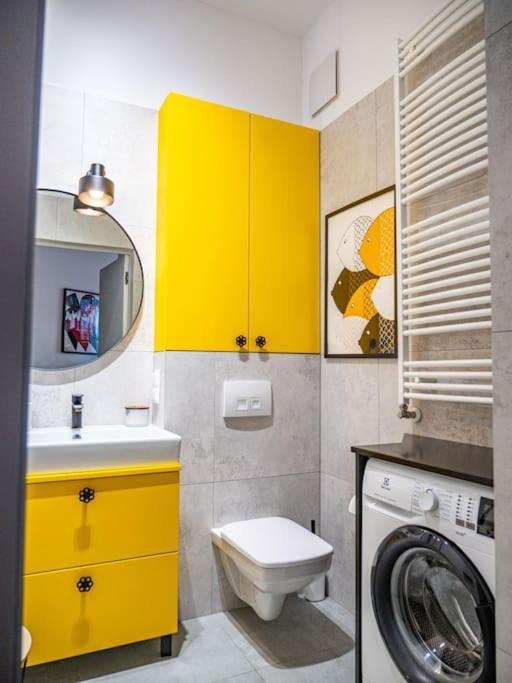 ורשה Chic Apartment In Historic Koneser Area מראה חיצוני תמונה