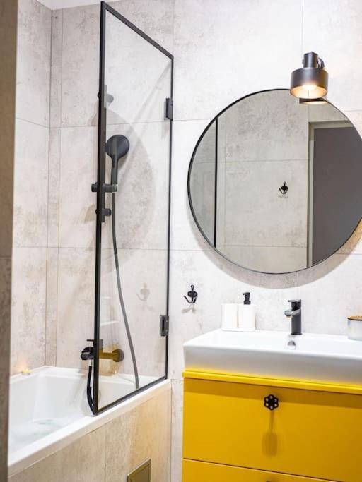 ורשה Chic Apartment In Historic Koneser Area מראה חיצוני תמונה