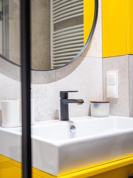 ורשה Chic Apartment In Historic Koneser Area מראה חיצוני תמונה