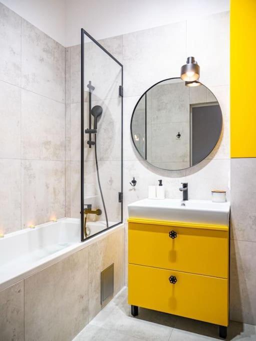 ורשה Chic Apartment In Historic Koneser Area מראה חיצוני תמונה