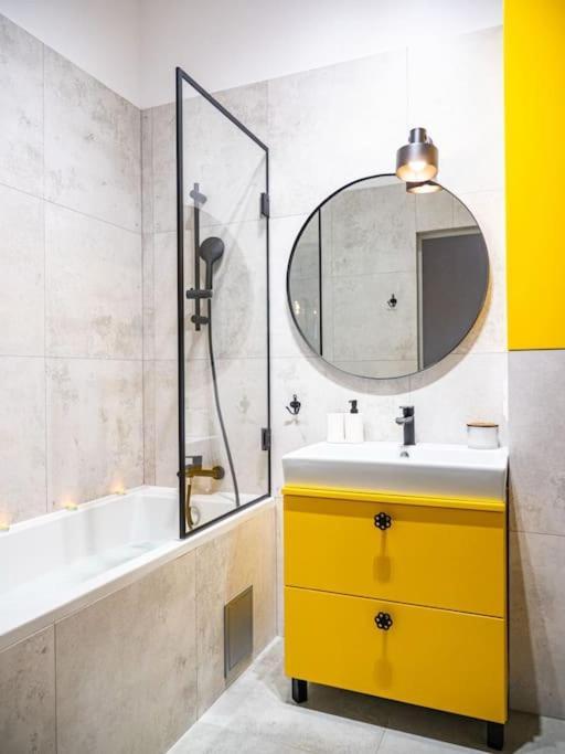 ורשה Chic Apartment In Historic Koneser Area מראה חיצוני תמונה