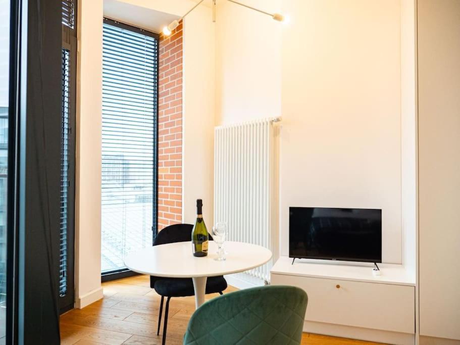 ורשה Chic Apartment In Historic Koneser Area מראה חיצוני תמונה